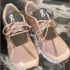 NEW IN BOX! popular ON Cloud shoes size 11!